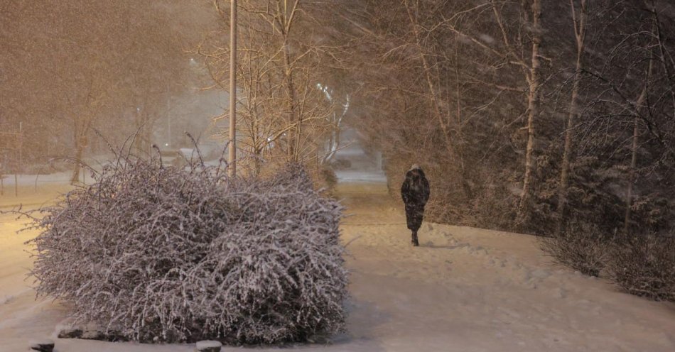 zdjęcie: Burza śnieżna nad Warszawą; trudne warunki na drogach / fot. PAP