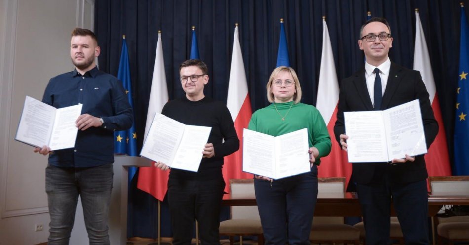 zdjęcie: Podpisaliśmy porozumienie z przedstawicielami polskiej branży transportowej ws. zawieszenia protestu na granicy / fot. PAP