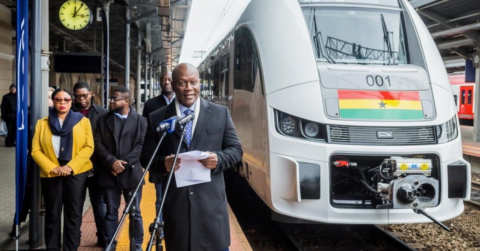 zdjęcie: Pesa zaprezentowała pociąg dla kolei w Ghanie / fot. PAP