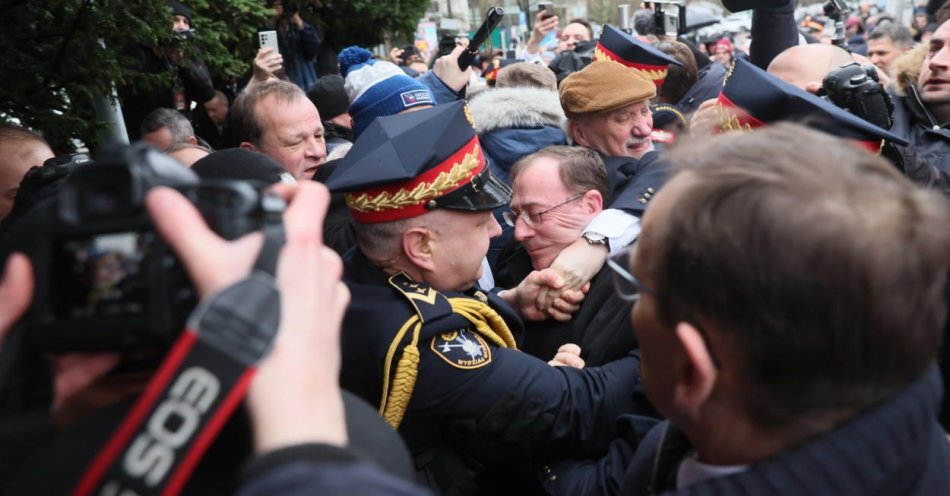 zdjęcie: Kancelaria Sejmu przeanalizuje, czy nie doszło do naruszenia nietykalności cielesnej strażników marszałkowskich / fot. PAP