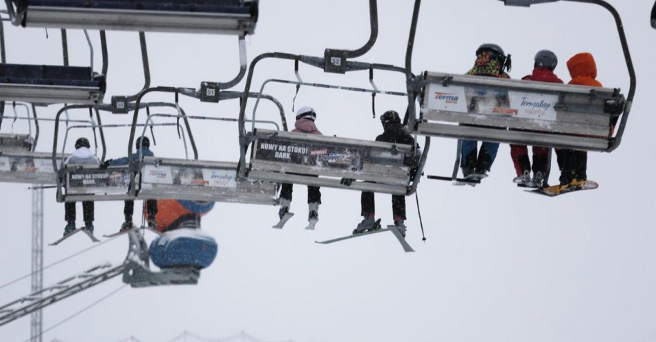 zdjęcie: Stacje narciarskie zmagają się z ciepłą aurą, ale większość wyciągów czynna / fot. PAP