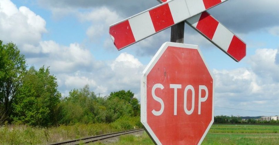 zdjęcie: Dron obserwował, czy kierowcy zatrzymują się przed znakiem STOP przy przejeździe kolejowym / pixabay/1152991