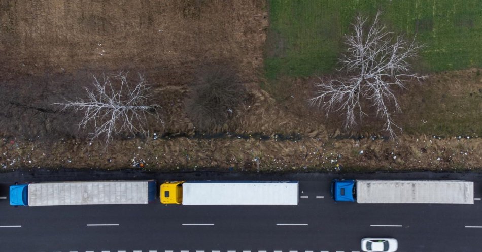 zdjęcie: Ogromne kolejki ciężarówek do przejść granicznych z Ukrainą / fot. PAP