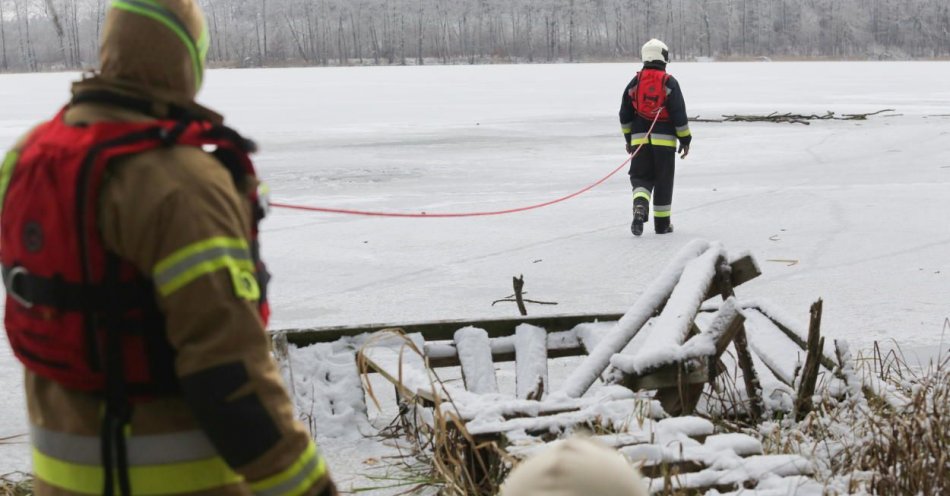 zdjęcie: Akcja ratownicza na jeziorze Wigry, pod dwójką chłopców załamał się lód / fot. PAP