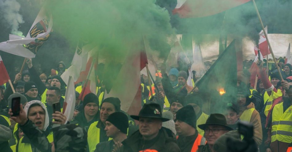 zdjęcie: Rolnicy zablokowali drogę krajową S7 w Nowym Dworze Gdańskim / fot. PAP
