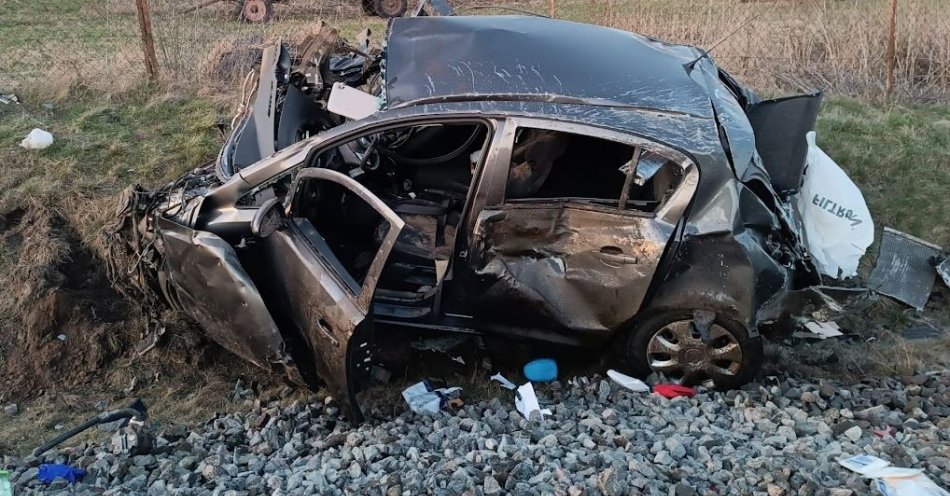 zdjęcie: Wypadek na niestrzeżonym przejeździe kolejowym. Jedna osoba w szpitalu / fot. KPP w Piszu