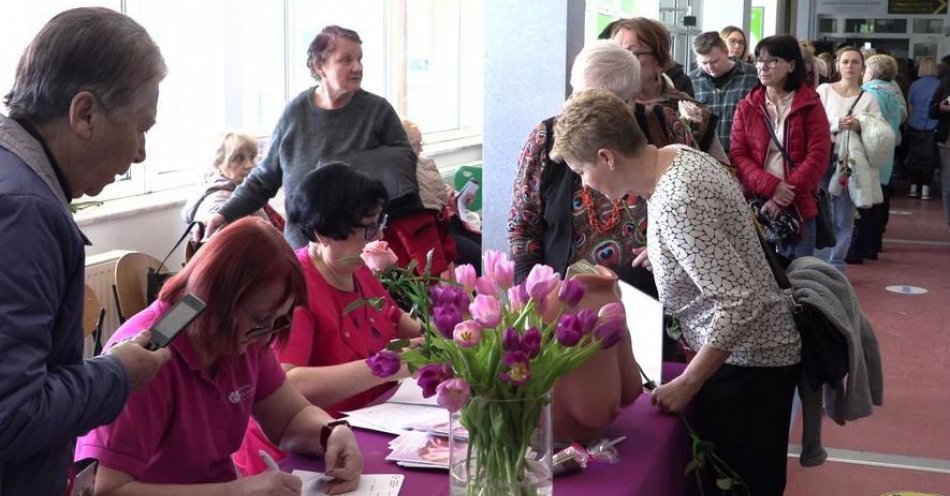 zdjęcie: Mieszkanki gminy Polkowice ustawiły się w długich kolejkach, aby zapisać się na bezpłatne badanie USG piersi oraz mammografię i cytologię / Fot.: polkowice_chronie_zycie