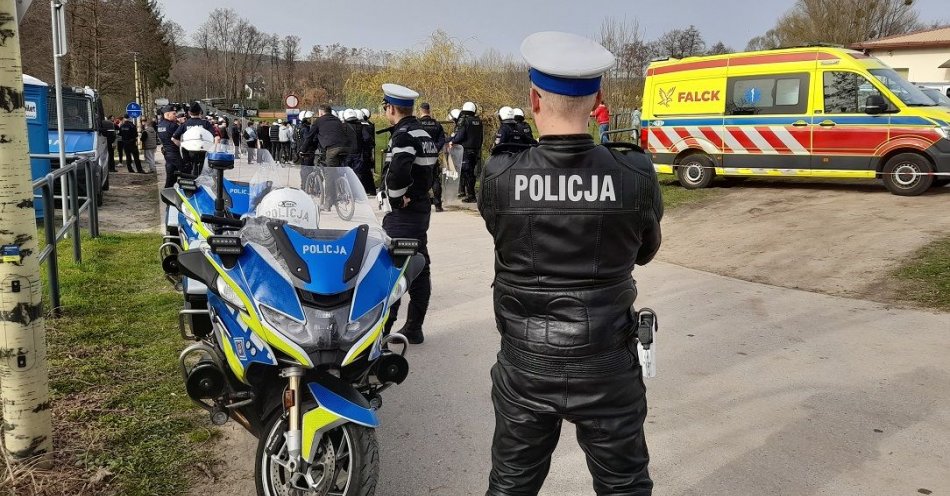 zdjęcie: Policjanci nie dopuścili do konfrontacji pseudokibiców / fot. KPP w Pruszczu Gdańskim