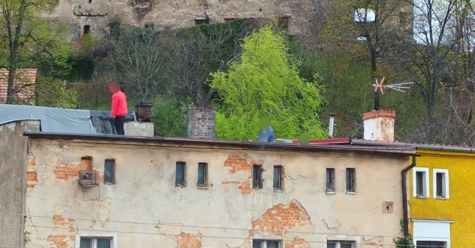 zdjęcie: Chciał skoczyć z dachu. Pomógł policyjny negocjator / fot. KPP w Jaworze