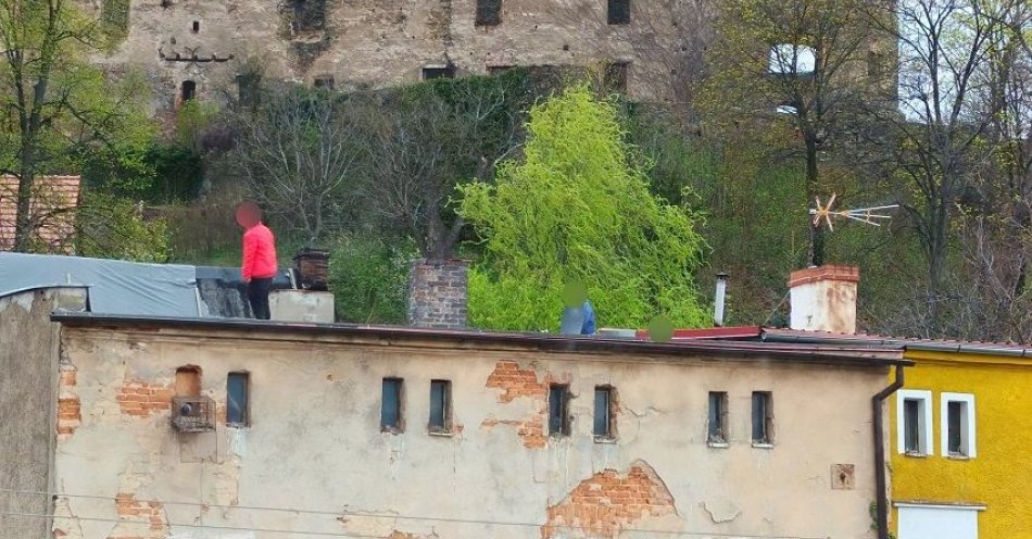 zdjęcie: Chciał skoczyć z dachu. Pomogli policyjni negocjatorzy / fot. KPP w Jaworze