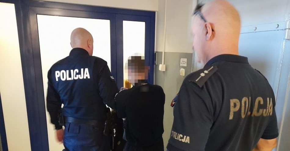 zdjęcie: Bracia dopuścili się szeregu przestępstw, w tym wobec własnej babci. Starszy z nich został tymczasowo aresztowany / fot. KPP w Lęborku