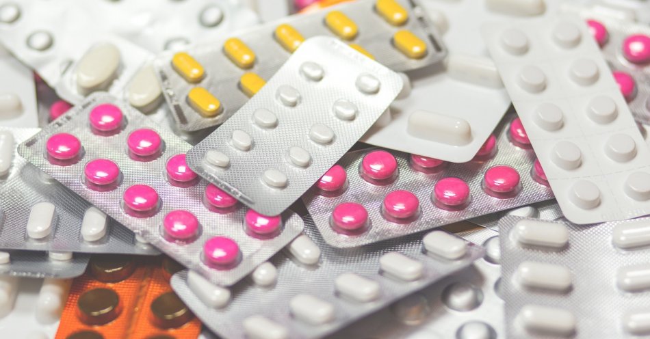 zdjęcie: Uważajmy na leki, które przyjmujemy – nie po wszystkich medykamentach możemy wsiąść za kierownicę / pixabay/1853400