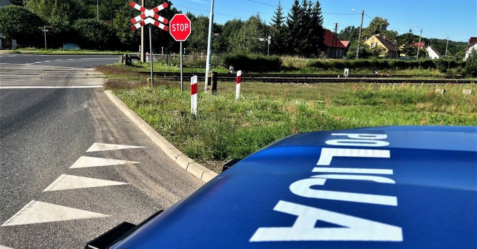 zdjęcie: Szlaban na ryzyko! Przejazdy kolejowe pod szczególnym nadzorem policjantów / fot. KPP Sulęcin