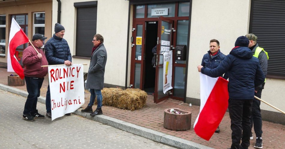 zdjęcie: Protesty rolnicze przed biurami posłów w całej Polsce / fot. PAP