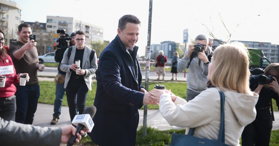 zdjęcie: Trzaskowski rozdawał kawę mieszkańcom w podzięce za wybory / fot. PAP