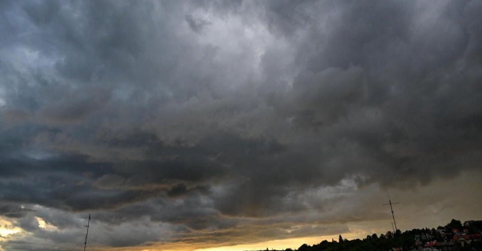 zdjęcie: IMGW ostrzega przed burzami i silnym deszczem na zachodzie i południu kraju / fot. PAP