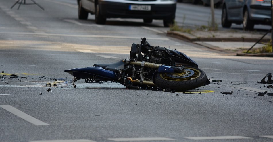 zdjęcie: Wypadek z udziałem motocyklisty / pixabay/1041070