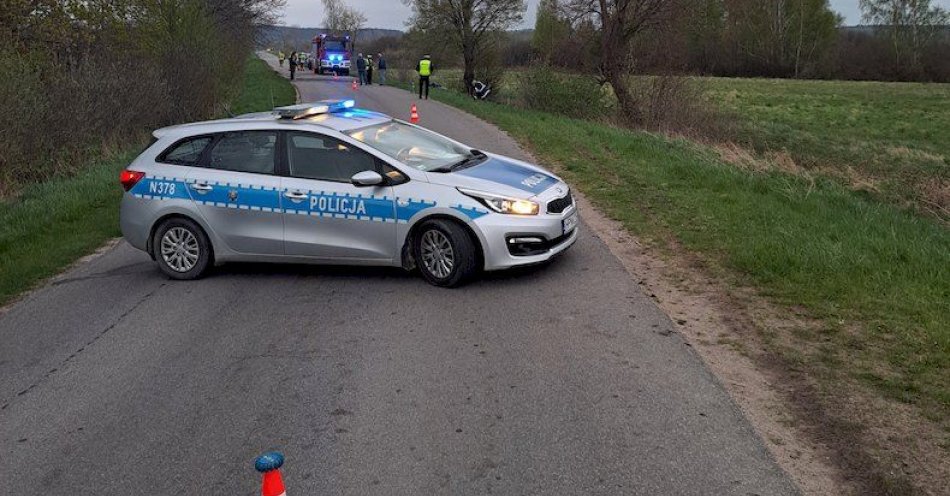 zdjęcie: Tragiczny wypadek na trasie Dębki – Odargowo. Kierująca zginęła wskutek zderzenia samochodu z drzewem. / fot. KPP w Pucku