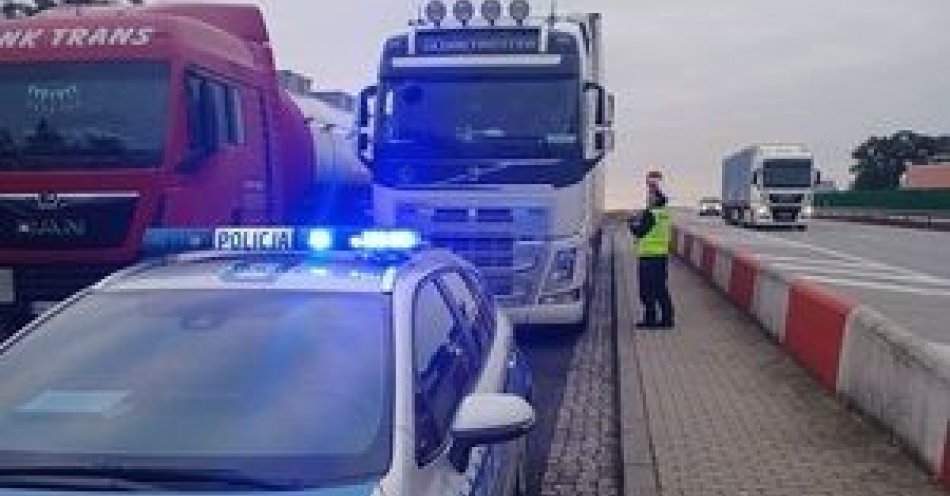 zdjęcie: Kierowca ciężarówki zatrzymany na autostradzie A4 w związku z wykroczeniem ale odpowie także za przestępstwo drogowe / fot. KPP w Złotoryi