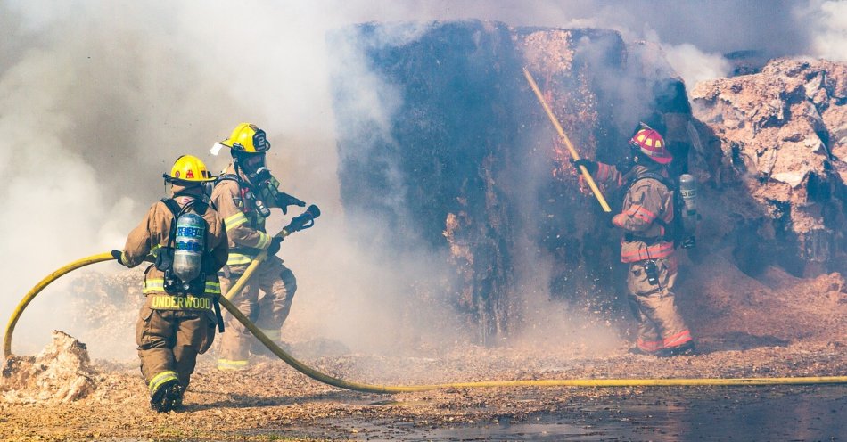zdjęcie: Pożar siana w gospodarstwie; właściciel z poważnymi obrażeniami / pixabay/2355384