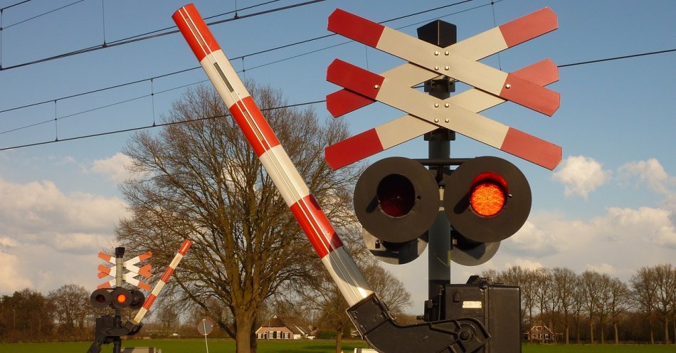 zdjęcie: Wjechał na przejazd kolejowy pomimo czerwonego światła / pixabay/1039283