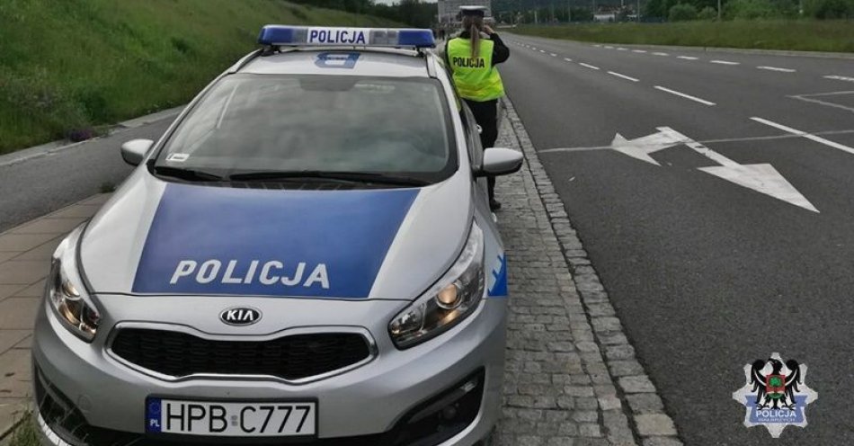 zdjęcie: 30 wykroczeń związanych z nadmierną prędkością podczas środowych działań policjantów ruchu drogowego. Tym razem dzień bez zatrzymanych praw jazdy / fot. KMP w Wałbrzychu
