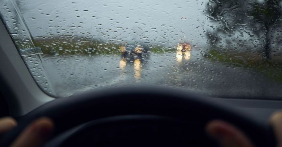 zdjęcie: W czasie opadów deszczu dostosujmy prędkość do warunków drogowych! / fot. KPP w Lubienie