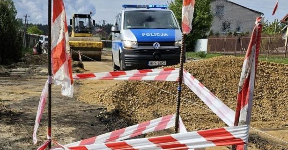 zdjęcie: Niewybuch odnaleziony podczas prac drogowych / fot. KPP w Bełchatowie