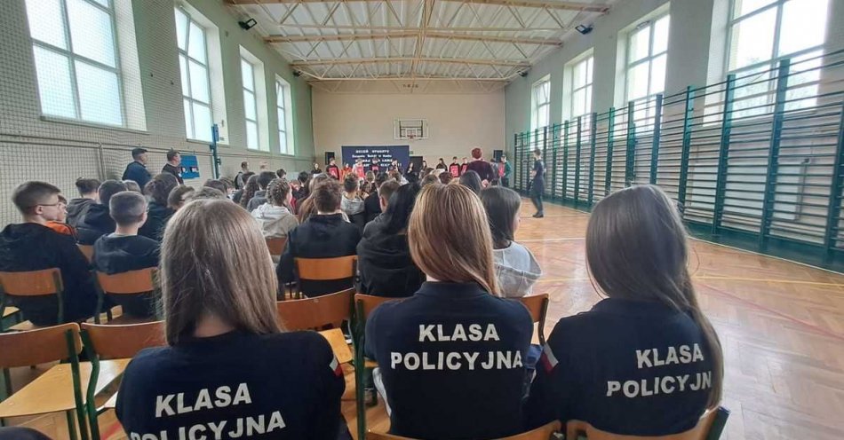 zdjęcie: Policjanci na Dniu Otwartymw Zespole Szkół w Kocku / fot. KPP Lubartów