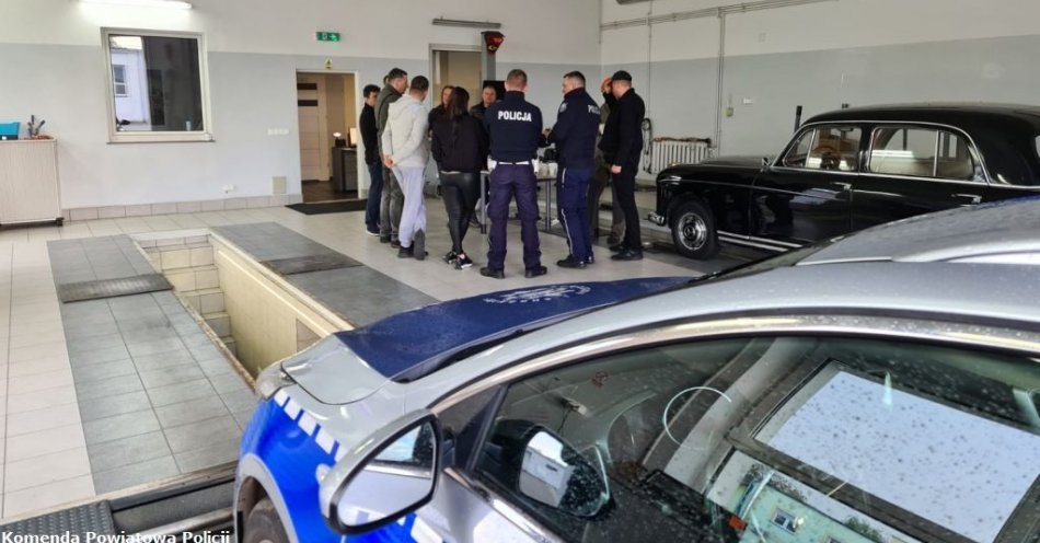 zdjęcie: Wschowscy policjanci ruchu drogowego szkolili się na stacji diagnostycznej / fot. KPP Wschowa