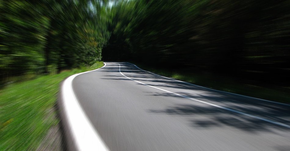 zdjęcie: Młody kierowca zapomniał o ograniczeniach prędkości / pixabay/259815
