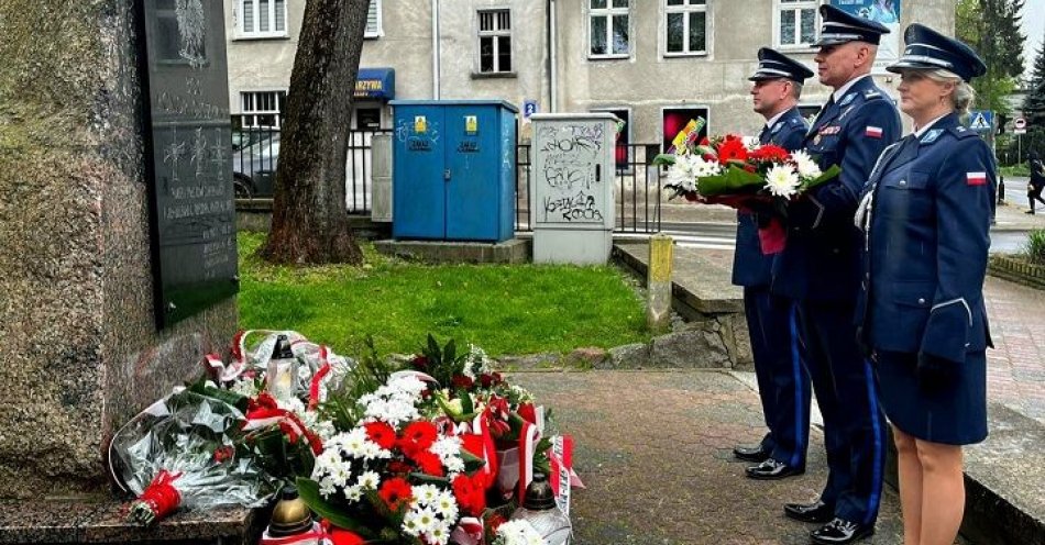zdjęcie: Policjanci uczcili obchody Dnia Pamięci Ofiar Zbrodni Katyńskiej / fot. KPP w Ostródzie