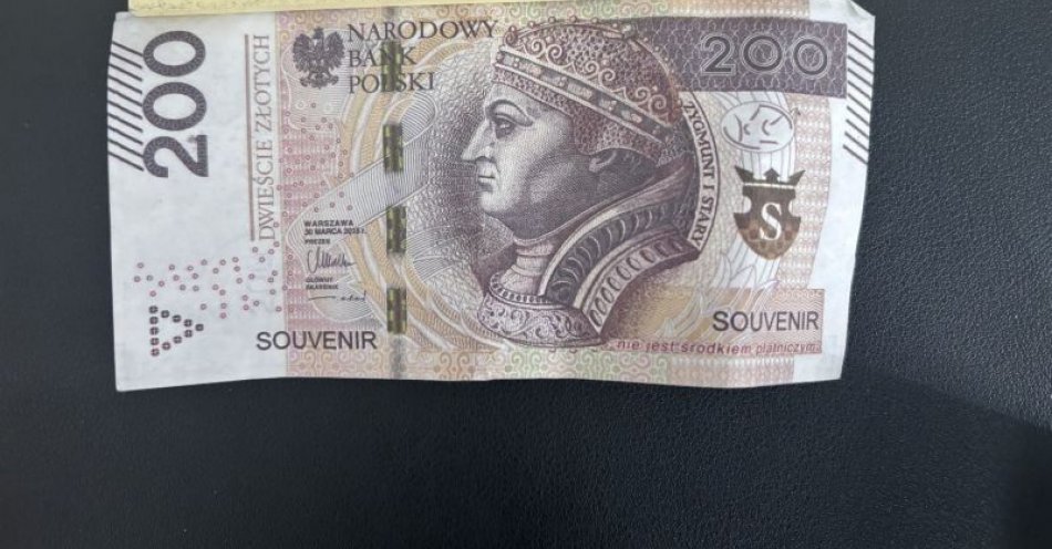 zdjęcie: Kobieta za zakupy chciała zapłacić fałszywymi banknotami, kasjerka od razu zareagowała / fot. KPP w Bolesławcu
