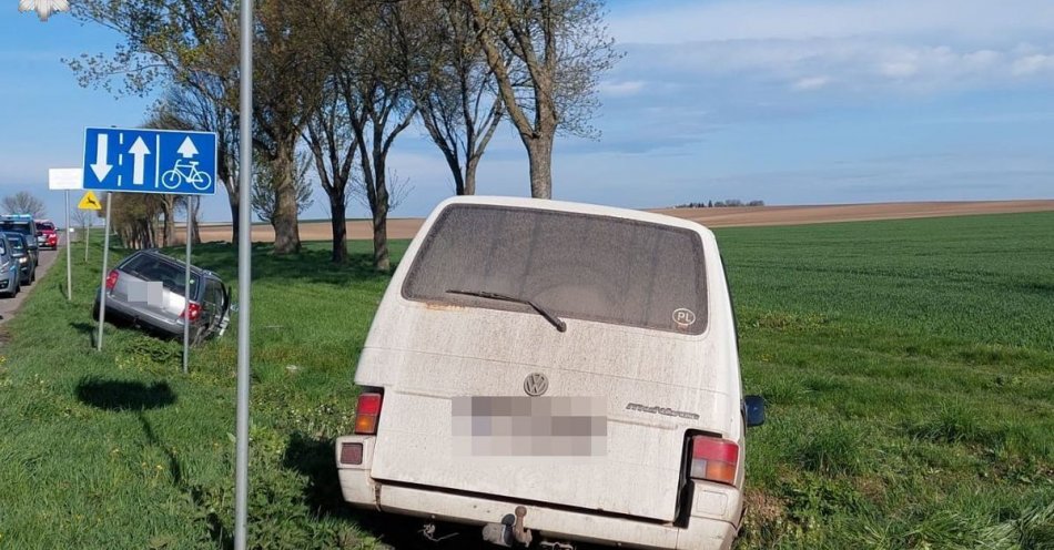 zdjęcie: Zderzenie VW Passata z busem / fot. KPP Tomaszów Lubelski