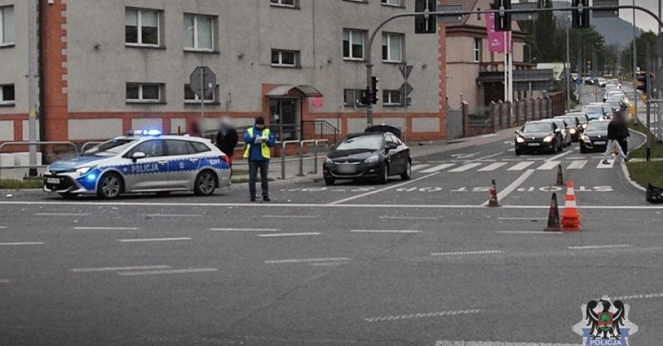 zdjęcie: Wypadek w Śródmieściu. Jeden z kierujących wjechał za sygnalizator na czerwonym świetle / fot. KMP w Wałbrzychu