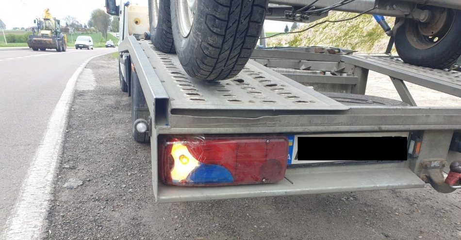 zdjęcie: Kierowca lawety podczas policyjnej kontroli wybił młotkiem lampę i wymienił żarówkę / fot. KPP Hrubieszów