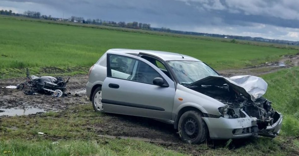 zdjęcie: Tragiczny wypadek w gminie Nowy Staw. kierujący motorowerem poniósł śmierć wskutek zderzenia czołowego z samochodem / fot. KPP w Malborku