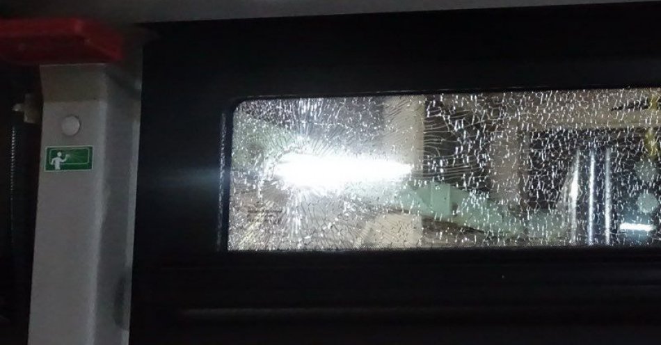 zdjęcie: Nie potrafił wytłumaczyć, dlaczego wybił szybę w jadącym autobusie / fot. KMP w Jeleniej Górze