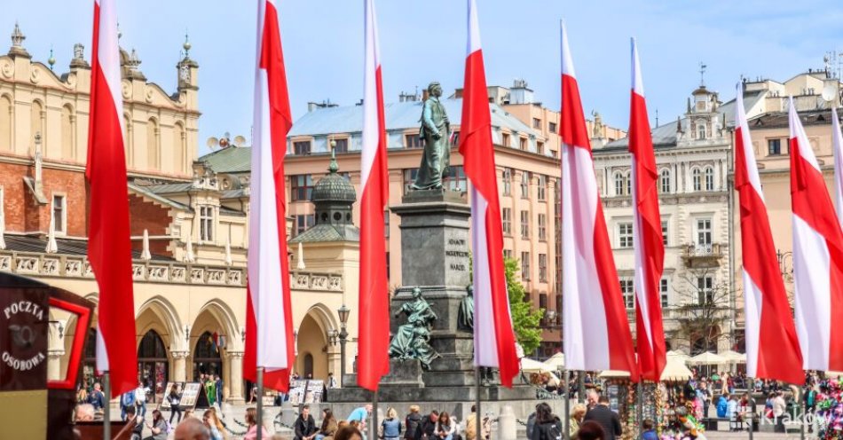 zdjęcie: Kraków udekorowany flagami i patriotycznie podświetlony / fot. UM Kraków / Fot. Bogusław Świerzowski / www.krakow.pl