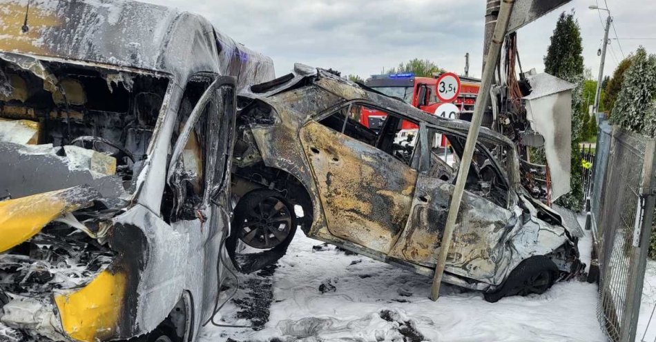 zdjęcie: Po zderzeniu samochody stanęły w płomieniach – włączając się do ruchu zachowaj duże skupienie i maksymalną ostrożność / fot. KMP w Ostrołęce