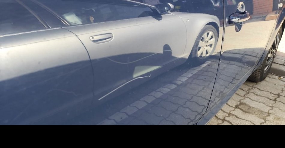 zdjęcie: Porysował karoserie, bo nie spodobało mu się parkowanie. Usłyszał dwa zarzuty / fot. KPP w Olecku