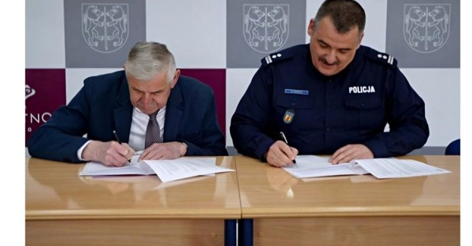 zdjęcie: Podpisanie porozumienia w sprawie dodatkowych służb ponadnormatywnych / fot. KPP w Kutnie