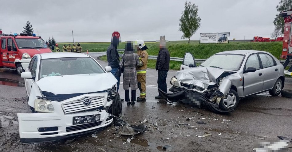 zdjęcie: Czołowe zderzenie Daewoo z Toyotą / fot. KPP Tomaszów Lubelski