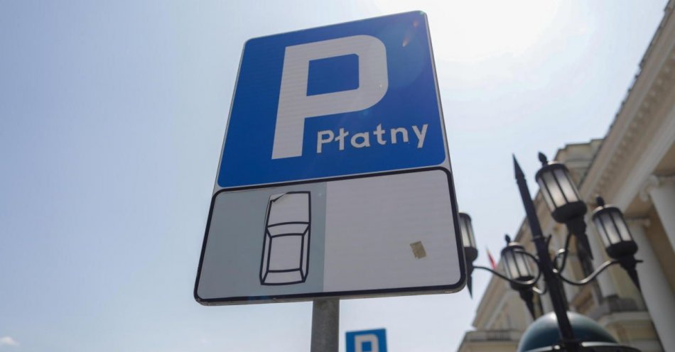 zdjęcie: W majówkę nie trzeba płacić za postój w strefie płatnego parkowania / fot. PAP