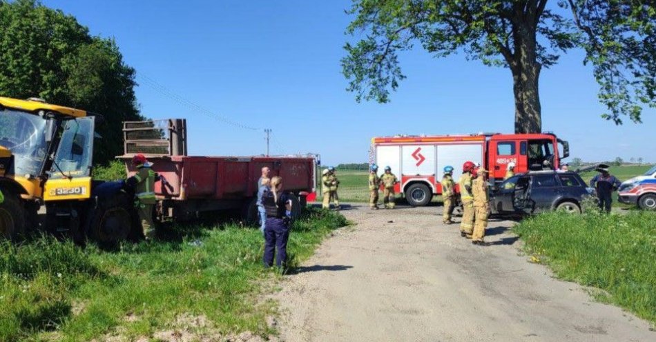 zdjęcie: Samochód osobowy zderzył się z ciągnikiem rolniczym / fot. KPP w Lidzbarku Warmińskim