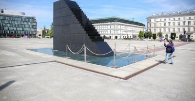 Uchylono decyzję lokalizacyjną dla pomnika smoleńskiego na placu Piłsudskiego w Warszawie