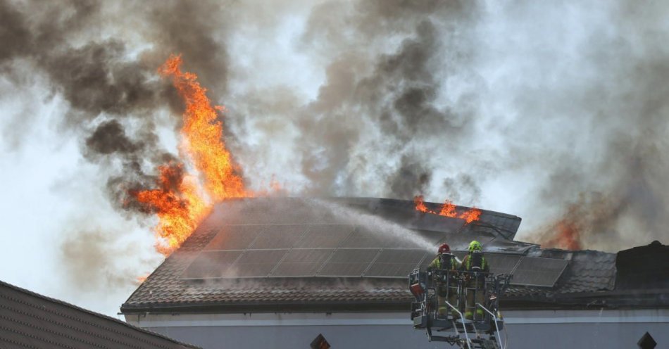 zdjęcie: Do pożaru w szkole w Grodzisku Mazowieckim doszło po maturze z angielskiego / fot. PAP