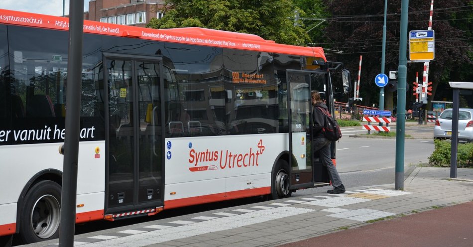 zdjęcie: Umowa na zakup autobusów dla Komunikacji Beskidzkiej - podpisana / pixabay/3335820