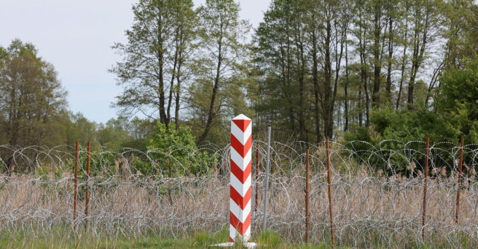 zdjęcie: 64,3 proc. badanych za budową umocnień na granicy z Rosją i Białorusią, 16,5 proc. przeciw / fot. PAP