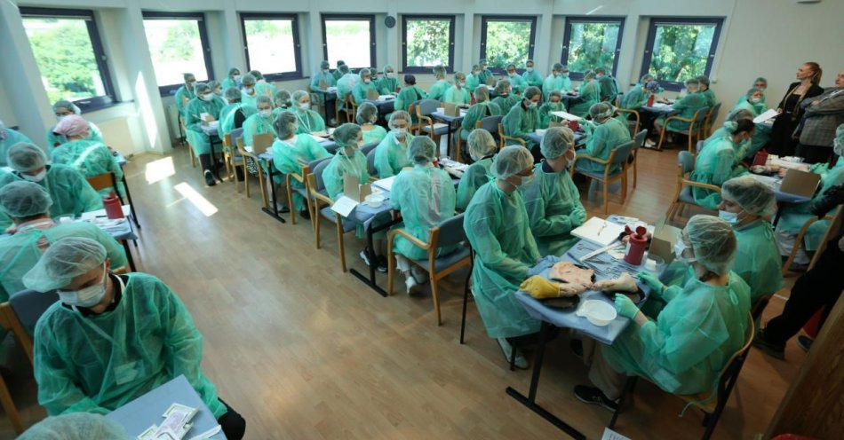 zdjęcie: Studenci medycyny z Poznania mistrzami w szyciu chirurgicznym / fot. PAP